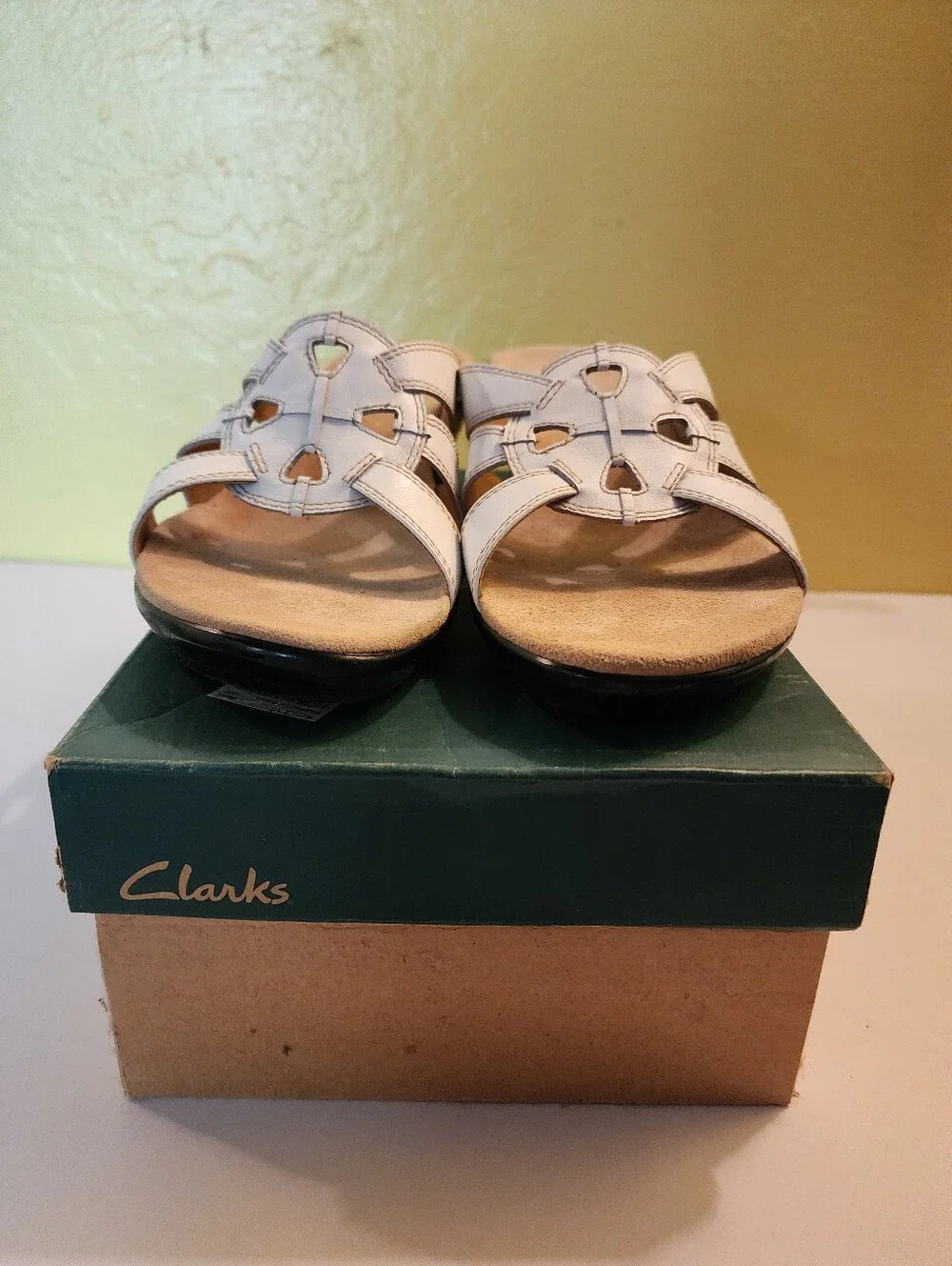 Vintage Clarks White Leather Sandal Pumps with Cute Cutouts